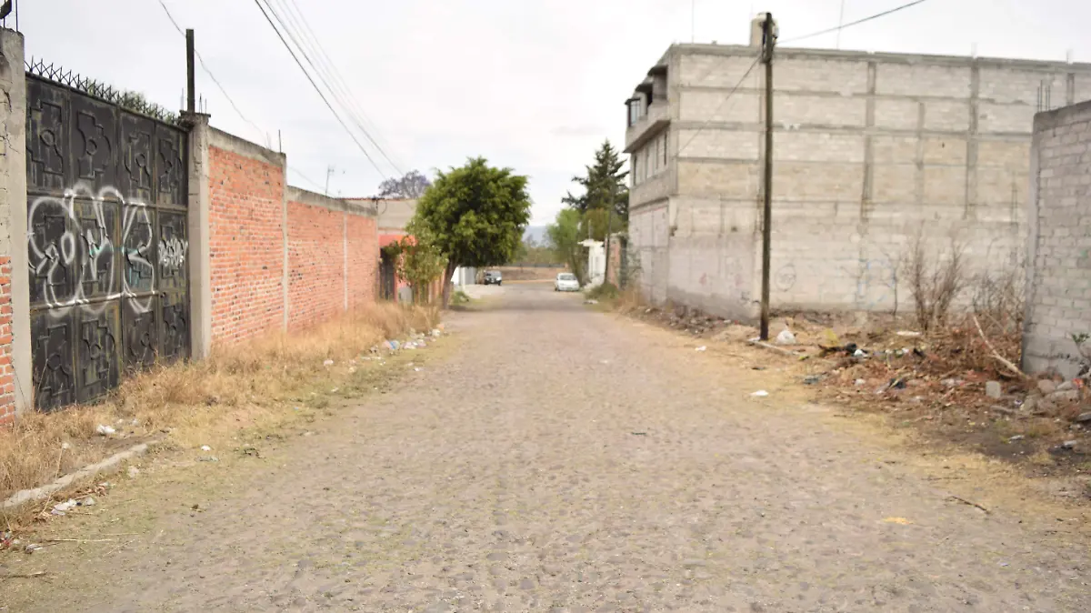 Hacen falta banquetas en diversos domicilios del Barrio de la Cruz